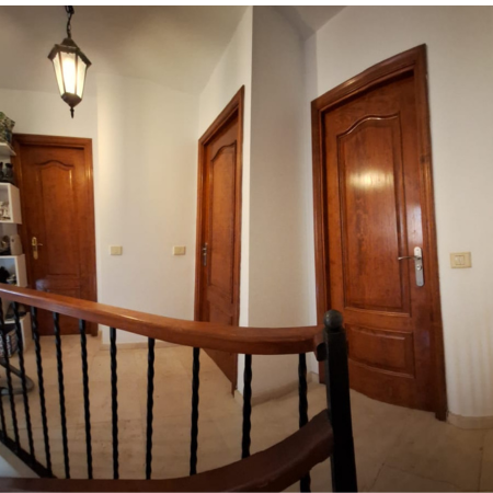 Haut de duplex privatisé, 2 chambres, terrasses, salle de bain, toilette